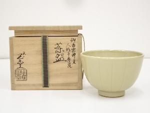 京焼　二代手塚玉堂造　御香宮神文人形手青磁茶碗（共箱）